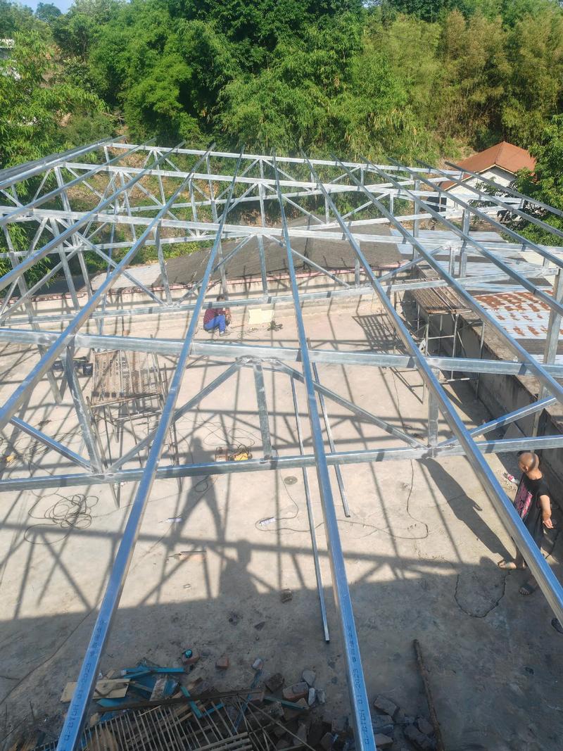钢结构安装制作与屋面瓦施工全解析 建筑工地围挡、彩钢瓦及树脂瓦安装指南